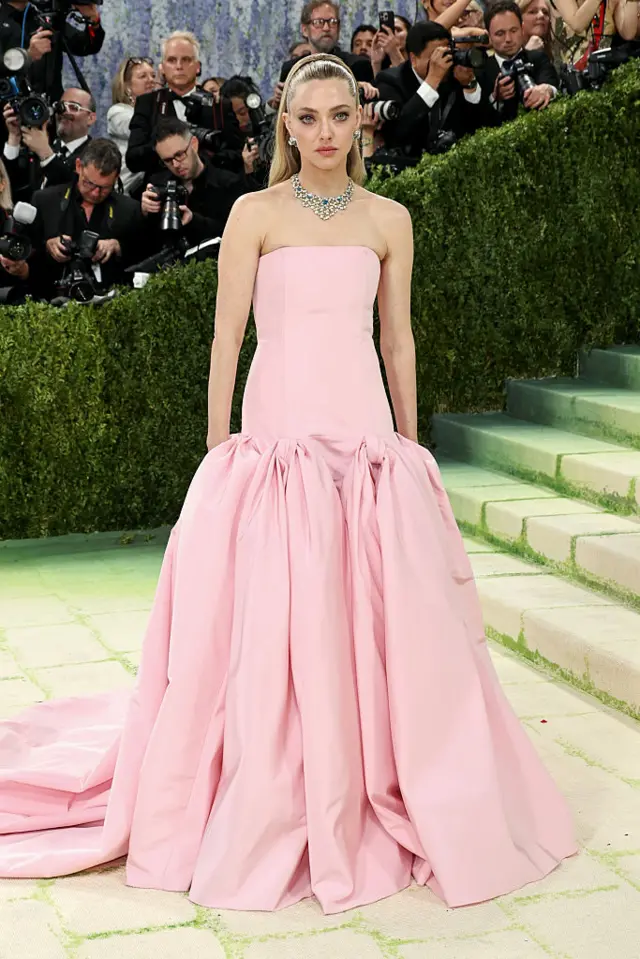 Amanda Seyfried walks the carpet