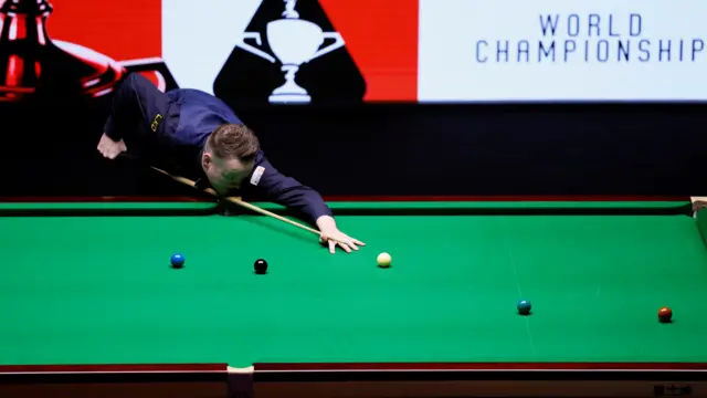 Shaun Murphy pots the green
