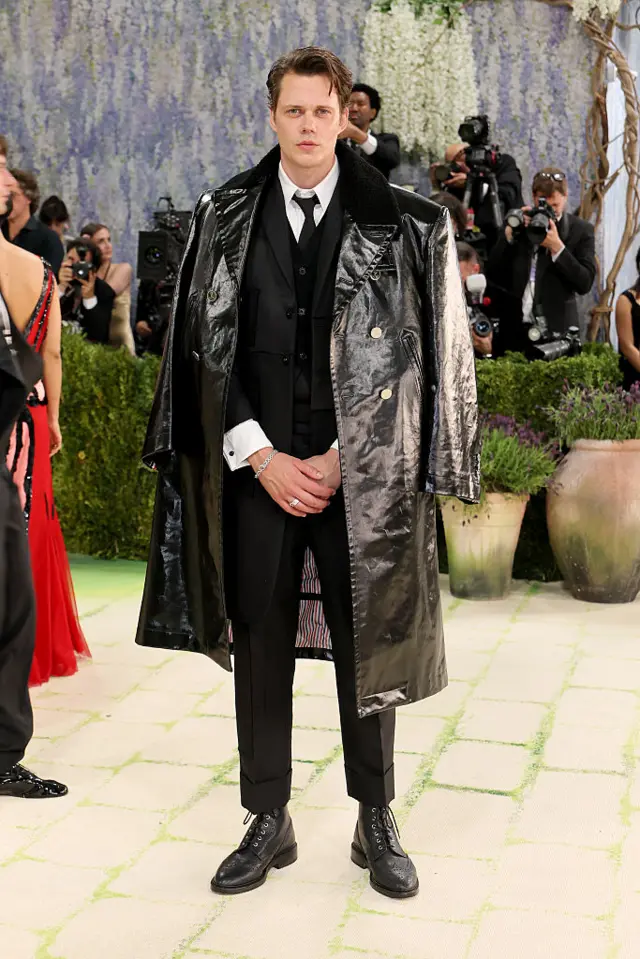 Actor Bill Skarsgård wearing all black on the red carpet
