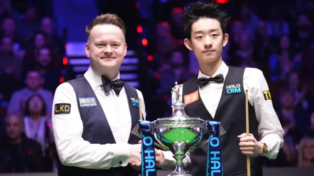 Shaun Murphy and Wu Yize shake hands