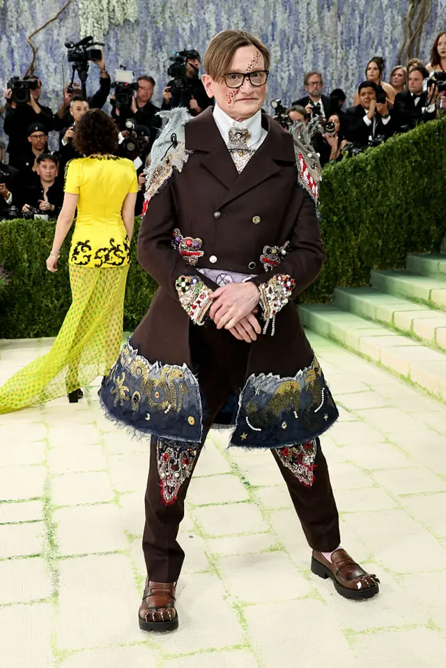 Journalist Hamish Bowles on the red carpet
