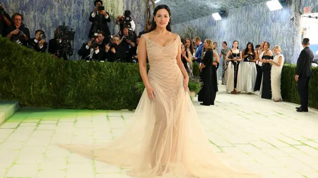 US model Ashley Graham posing on the red carpet