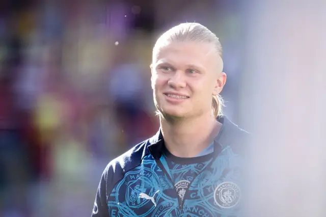 Erling Haaland warming up