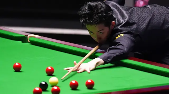 Wu Yize at the table