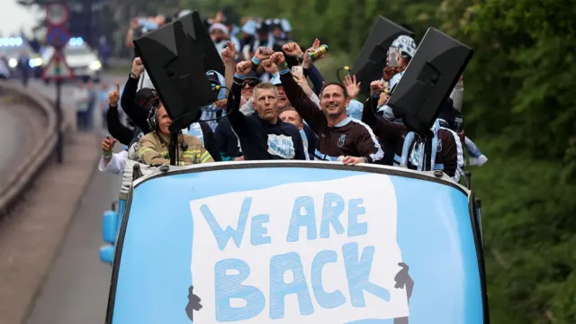 Coventry City manager Frank Lampard with players on the bus during the parade