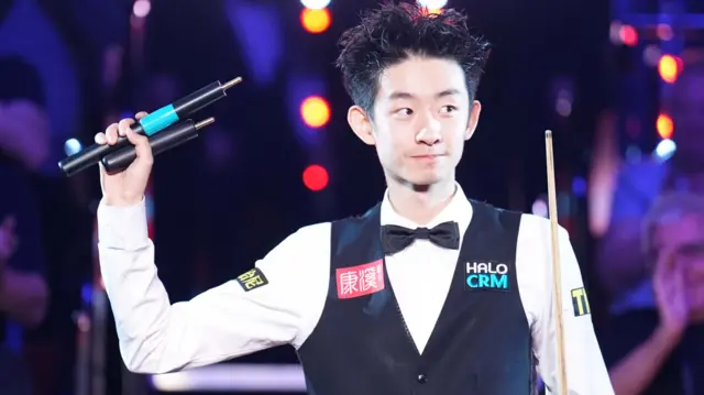 Wu Yize waves to the crowd