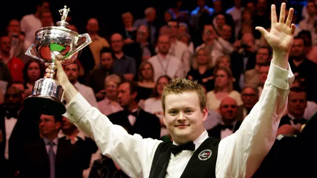Shaun Murphy holds the World Championship trophy