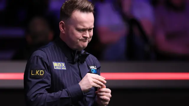 Shaun Murphy chalks his cue