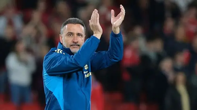 Vitor Pereira applauding
