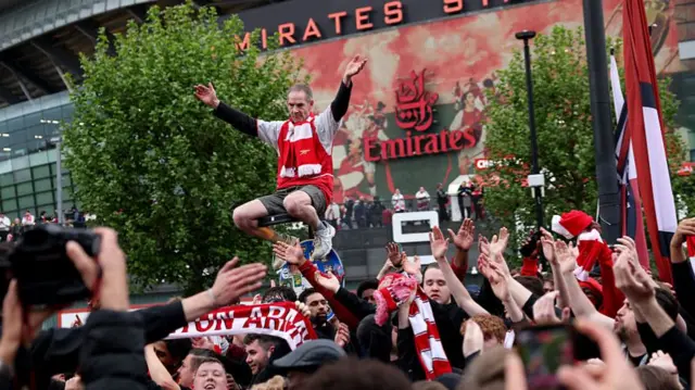 Arsenal fans singing