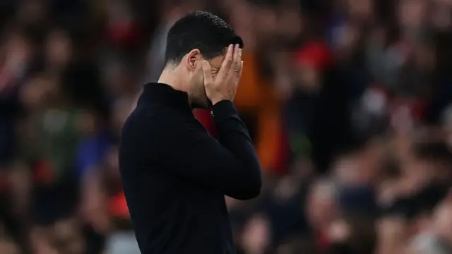 Arteta with his head in his hands