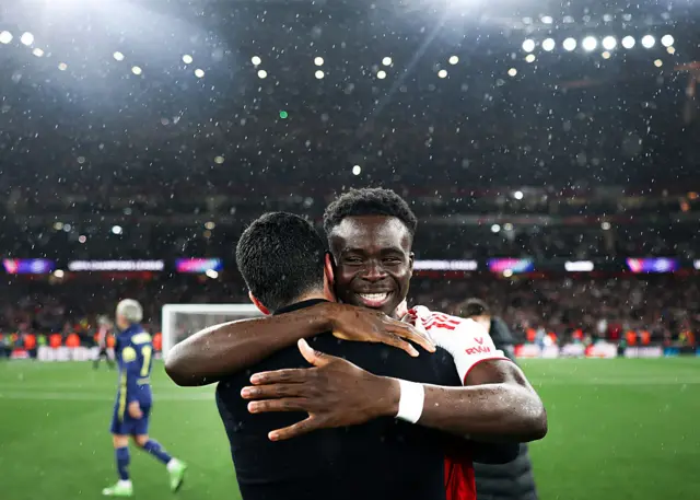 Noni Madueke of Arsenal, Mikel Arteta, Manager of Arsenal and Declan Rice of Arsenal celebrate