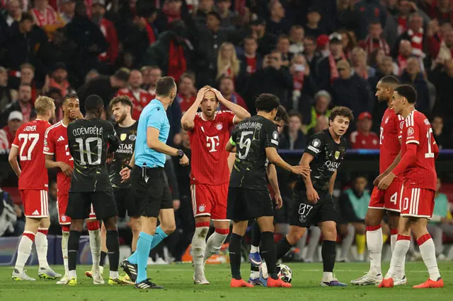 Players including Bayern Munich's English forward #09 Harry Kane react