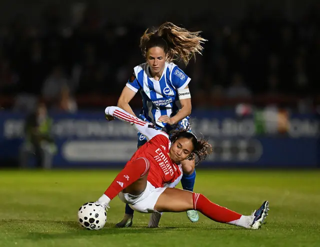 Smith falls to the floor as she is challenged by Olislagers