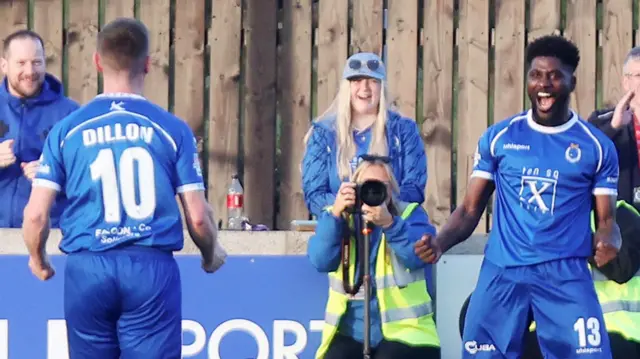 Leo Alves celebrates with Kealan Dillon