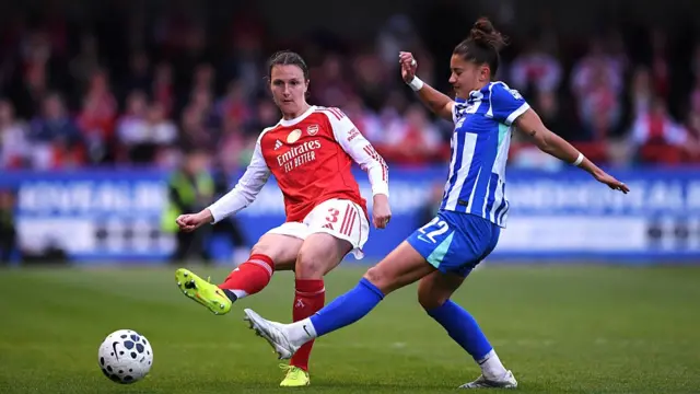 Lotte Wubben-Moy passes the ball