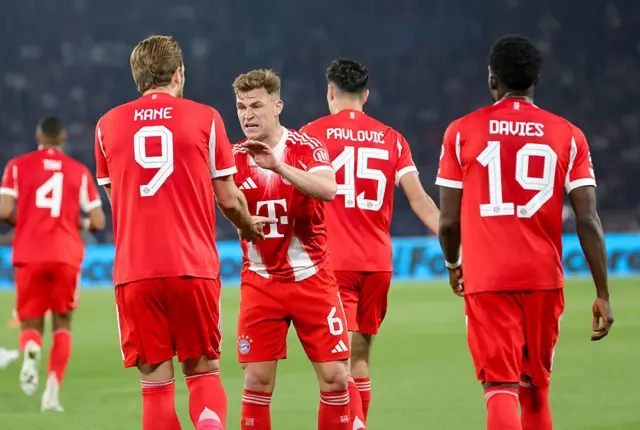Joshua Kimmich of FC Bayern München (C) celebrates with Harry Kane of FC Bayern München