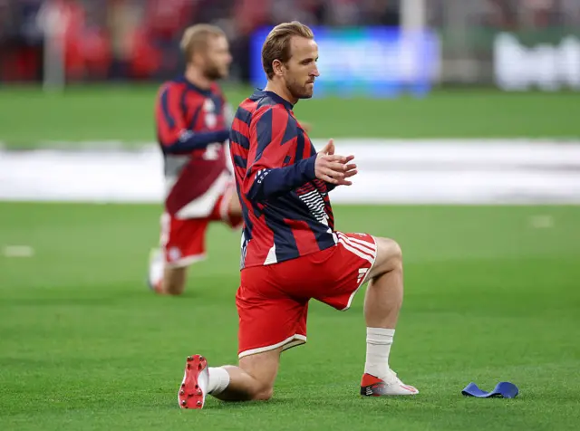 Harry Kane of FC Bayern Munich warms up