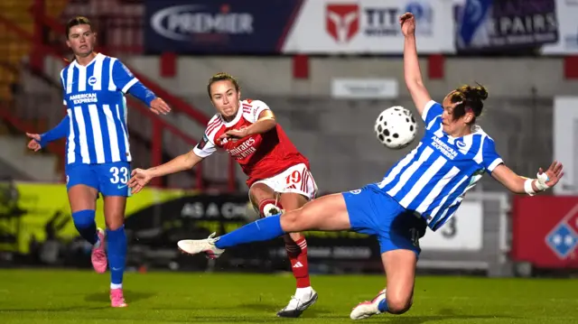 Foord curls at goal under pressure