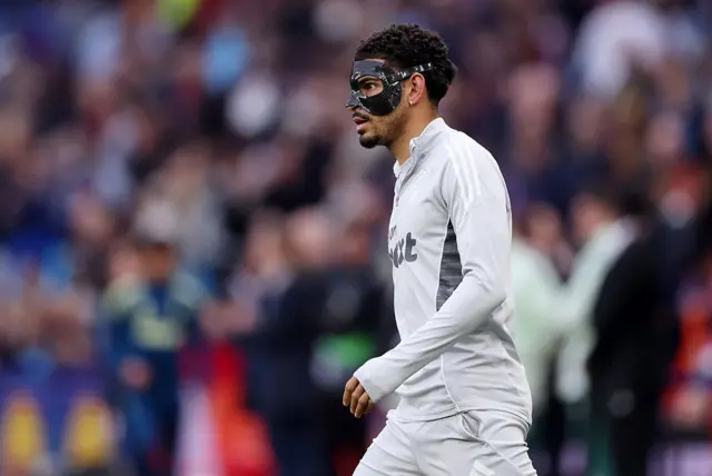Gibbs-White wearing a protective mask in the warm up