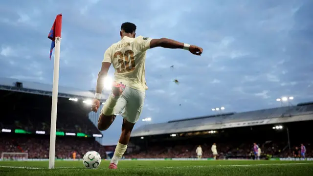 Alisson of FC Shakhtar Donetsk takes a corner