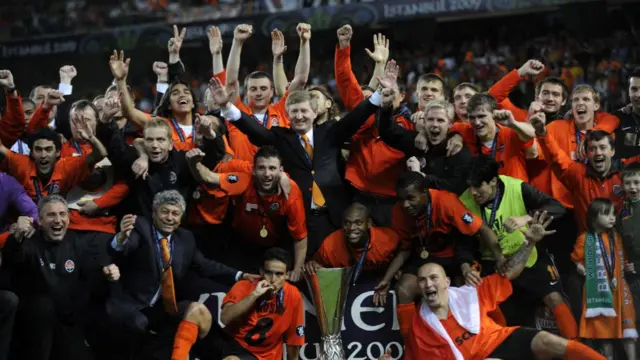 Shakhtar Donetsk players and coaches celebrate with Shakhtar Donetsk owner