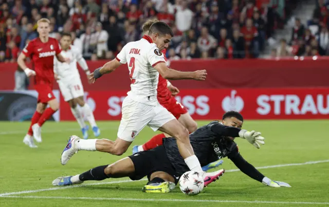 Victor tries to score for Braga