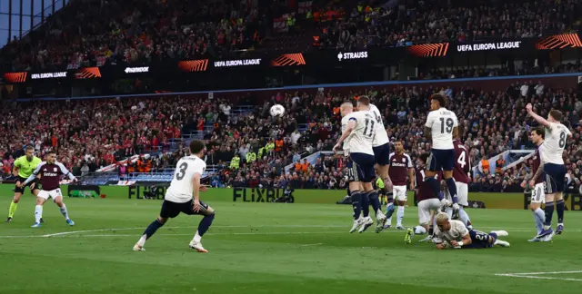 Buendia hits a frekick goalwards