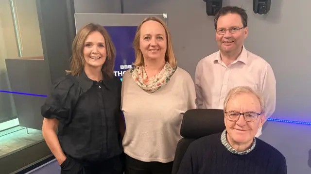 Betsan Powys, Kate Crockett, Owain CLarke a Dewi Llwyd (yn eistedd)