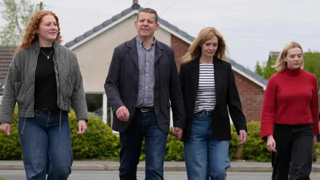 Arweinydd Plaid Cymru, Rhun ap Iorwerth, yn pleidleisio gyda'i deulu