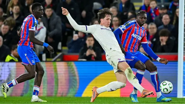 Ismaila Sarr of Crystal Palace FC, Giovanni Fabbian of ACF Fiorentina and Jaydee Canvot of Crystal Palace FC battle for the ball