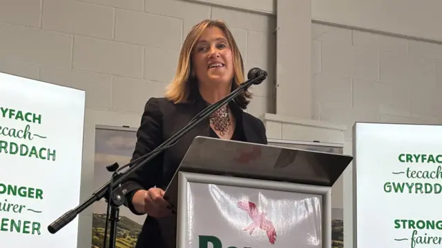 Jane Dodds at the podium