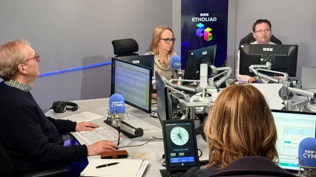 Criw BBC Radio Cymru yn y stiwdio