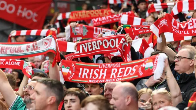 Liverpool fans hold up scalves