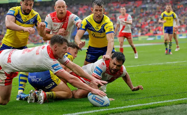 Tom Davies (left) touches down for the winning try for Hull KR during the Rugby League Challenge Cup Final between Warrington Wolves and Hull Kingston Rovers