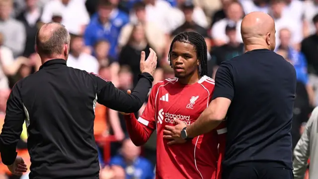 Rio Ngumoha of Liverpool interacts with Arne Slot