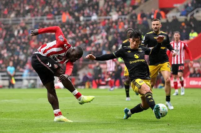 Brian Brobbey of Sunderland shoots under pressure from Lisandro Martinez of Manchester United