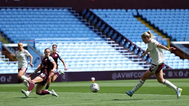 Alessia Russo scores