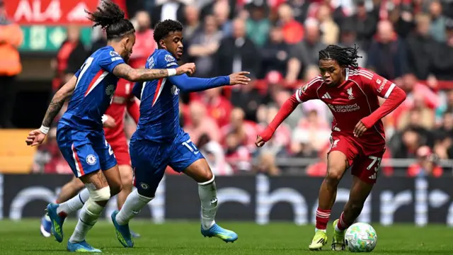 Rio Ngumoha of Liverpool runs with the ball under pressure