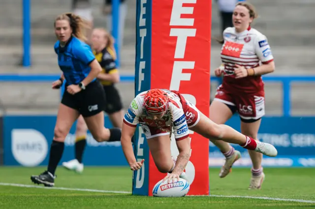 Isabel Rowe touches down Wigan's sixth try
