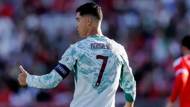 The back of Crisitano Ronaldo giving a thumbs up