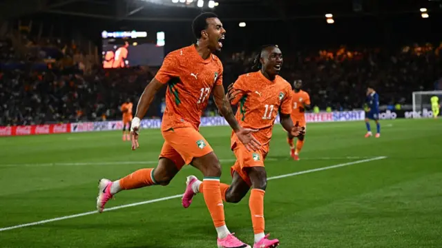 Ivory Coast's defender #17 Guela Doue celebrates scoring the equalizing goal during the international friendly football match between France and Ivory Coast