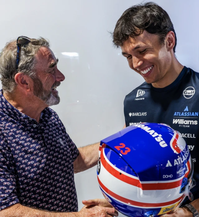 Alex Albon shows Nigel Mansell his tribute helmet to teh 1992 world champion