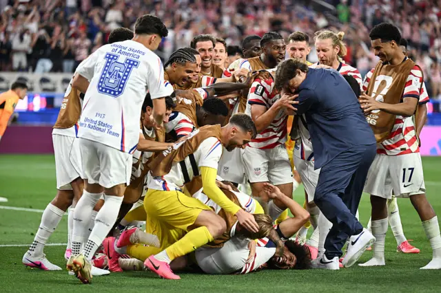 USA players and manager celebrates
