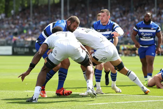 Thomas du Toit of Bath takes on Christ Tshiunza (L) and Andrea Zambonin