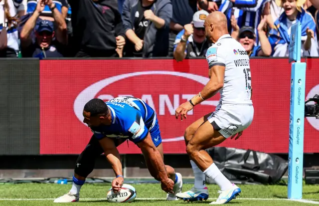 Bath Rugby's Joe Cokanasiga scores