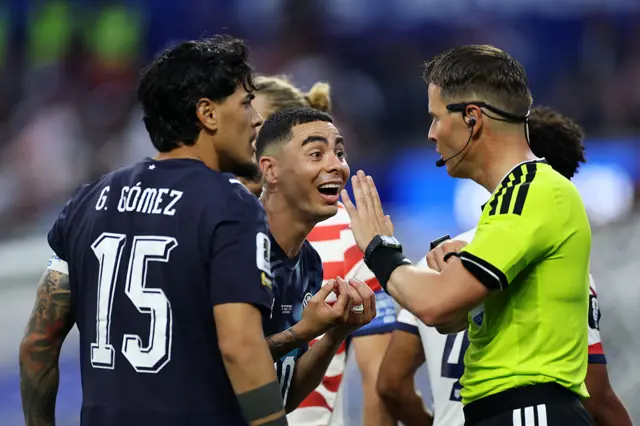 Danny Makkelie speaks to Miguel Almiron