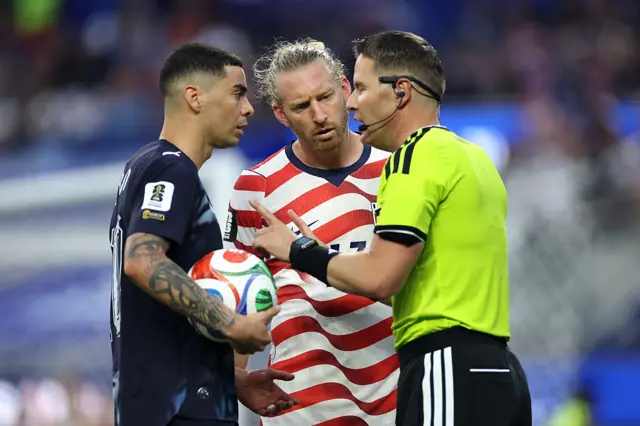 Referee Danny Makkelie speaks to Miguel Almiron and Tim Ream
