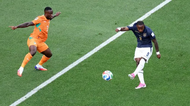 John Yeboah #9 of Ecuador shoots