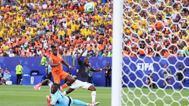 Alan Minda of Ecuador hits the crossbar